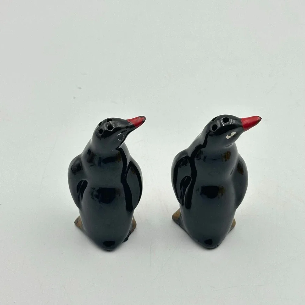 SP41-1-Vintage salt & Pepper shakers penguin Japan